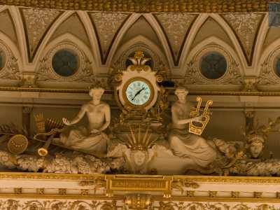 L'orologio che adorna la parte superiore del palcoscenico